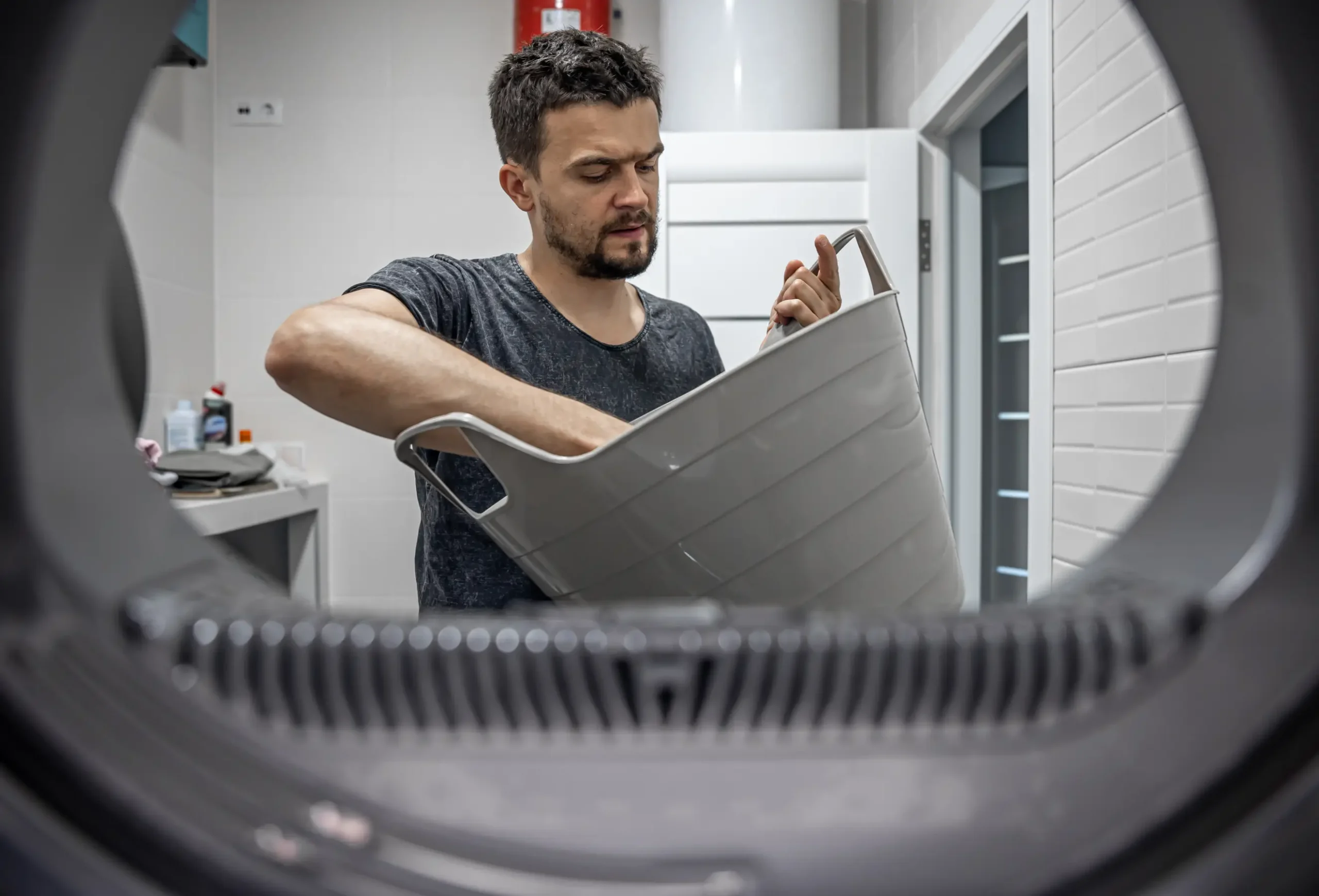 Técnico realizando reparación de horno eléctrico y revisión de microondas en Macarena, Sevilla