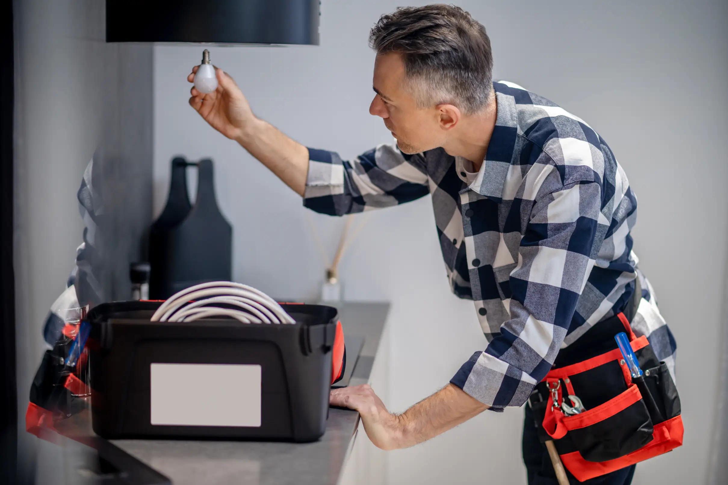 Técnico reparando horno eléctrico y vitrocerámica en domicilio